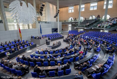 Blick in den Deutschen Bundestag in Berlin